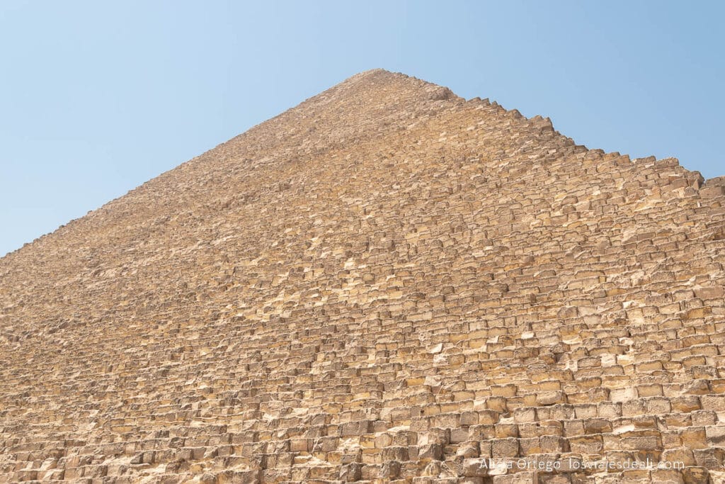 Guía para visitar las Pirámides de Giza: un viaje al corazón del Antiguo Egipto 35 pirámide de keops desde abajo