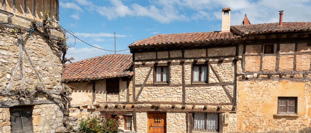 Pueblos de Soria con encanto ideales para escapar del calor 1 fachadas de calatañazor uno de los pueblos de soria con encanto