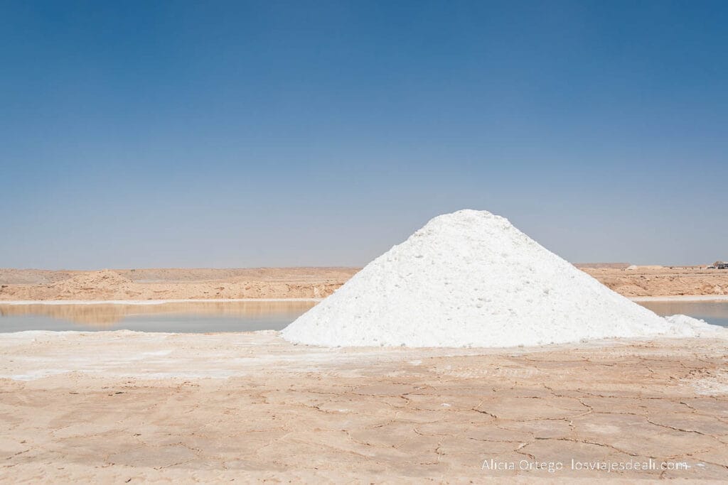 Guía del Oasis de Siwa: Antigüedad, Cultura y Naturaleza en un rincón único de Egipto 70 montón de sal blanca en las salinas de siwa