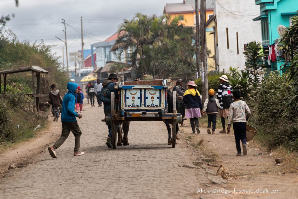 17 sitios fabulosos que ver en Madagascar, de la costa este a la oeste 46 calle de ambatolampy con un carro de madera pintado
