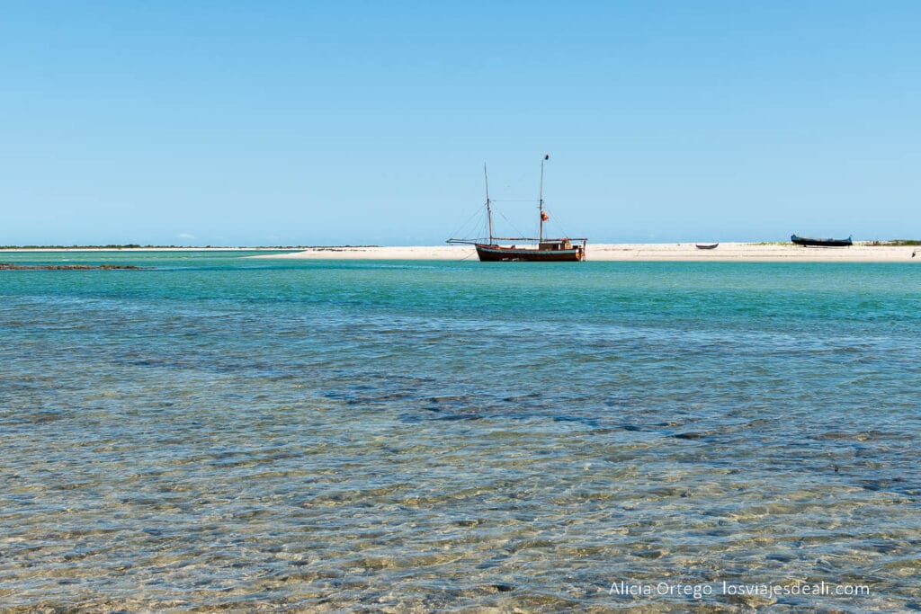 17 sitios fabulosos que ver en Madagascar, de la costa este a la oeste 60 barco junto a banco de arena y agua turquesa en belo sur mer