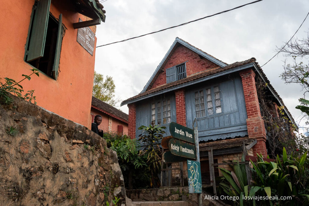 17 sitios fabulosos que ver en Madagascar, de la costa este a la oeste 49 calle de fianarantsoa con edificios históricos
