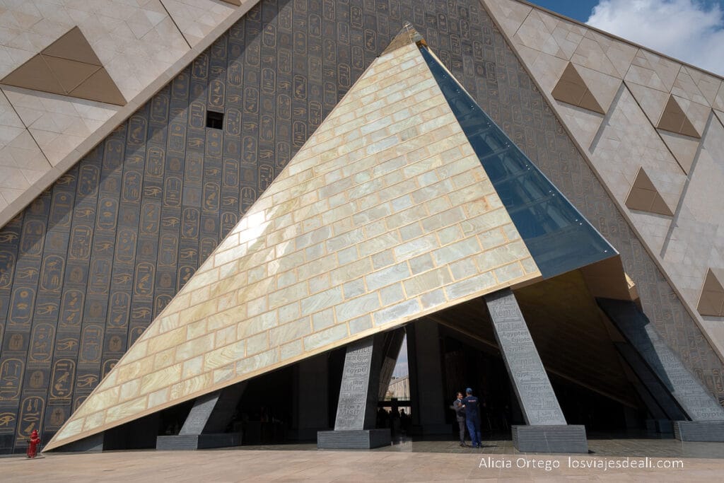 Guía completa para visitar el Gran Museo Egipcio de El Cairo (GEM) 47 entrada principal al gran museo egipcio de el cairo