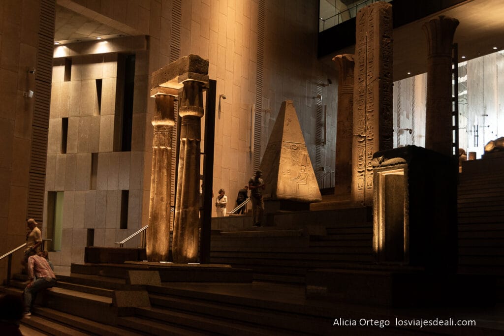 Guía completa para visitar el Gran Museo Egipcio de El Cairo (GEM) 41 la gran escalera con monumentos en penumbra iluminados