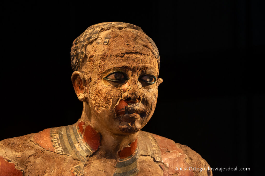 Guía completa para visitar el Gran Museo Egipcio de El Cairo (GEM) 48 estatua de un escriba del antiguo egipto muy realista