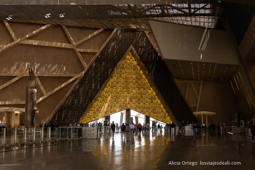 Guía completa para visitar el Gran Museo Egipcio de El Cairo (GEM) 39 atrio del gran museo egipcio de el cairo