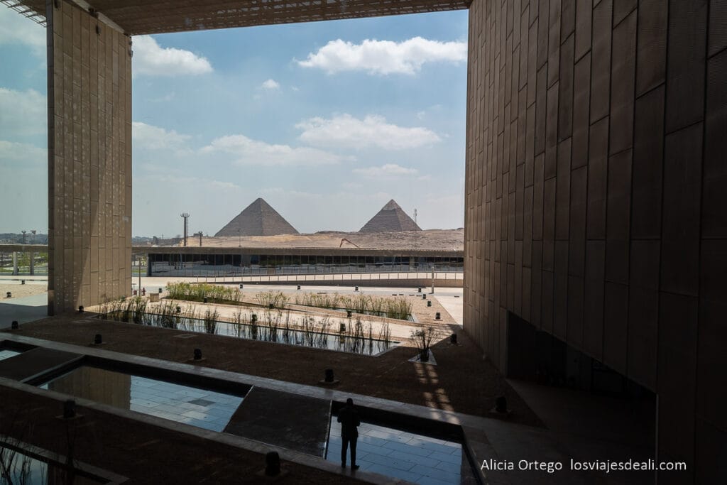 Guía completa para visitar el Gran Museo Egipcio de El Cairo (GEM) 43 ventanas del gem con las pirámides de giza en el horizonte