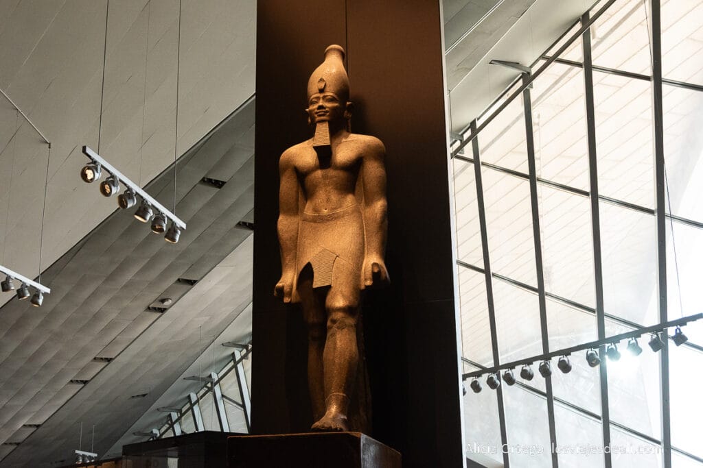 Guía completa para visitar el Gran Museo Egipcio de El Cairo (GEM) 44 estatua de un faraón en el gran museo egipcio de el cairo