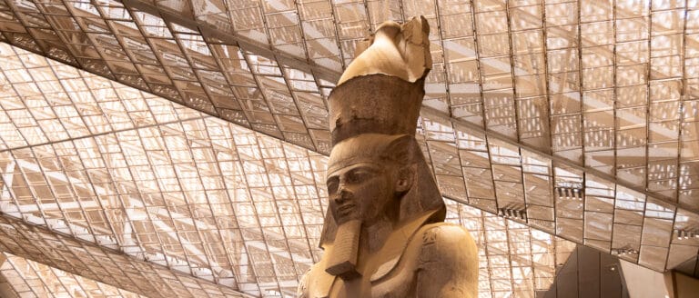 Guía completa para visitar el Gran Museo Egipcio de El Cairo (GEM) 2 estatua de ramses ii en el gran museo egipcio de el cairo