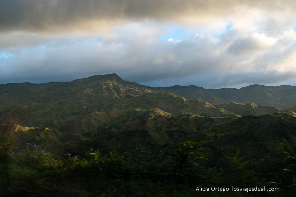 17 sitios fabulosos que ver en Madagascar, de la costa este a la oeste 41 montañas verdes al atardecer en la ruta al este