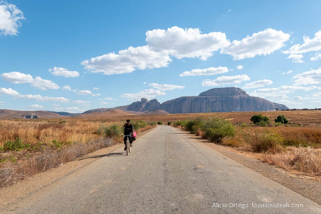 17 sitios fabulosos que ver en Madagascar, de la costa este a la oeste 52 carretera con la montaña ifandana al fondo