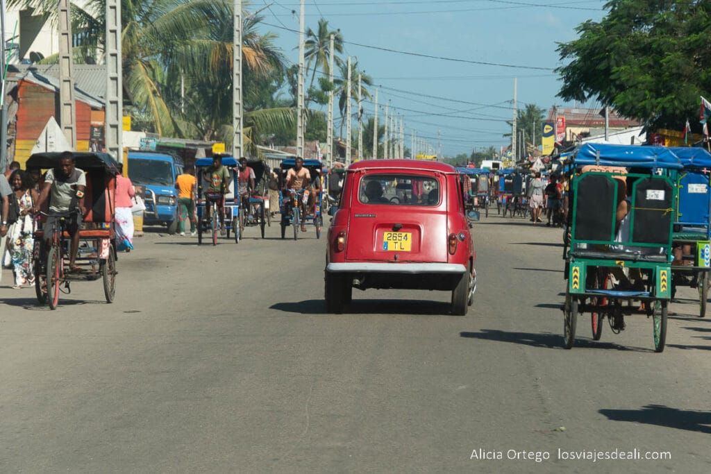 17 sitios fabulosos que ver en Madagascar, de la costa este a la oeste 61 calle de morondava con un cuatro latas circulando