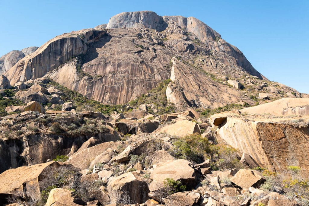 17 sitios fabulosos que ver en Madagascar, de la costa este a la oeste 50 montaña de roca granítica de la reserva de anja