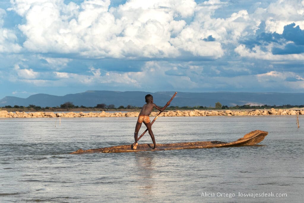 17 sitios fabulosos que ver en Madagascar, de la costa este a la oeste 35 niño sobre una canoa remando en un río