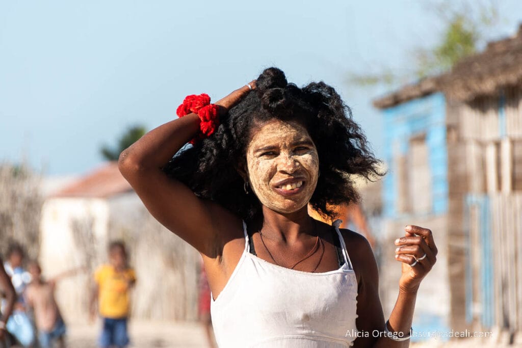 17 sitios fabulosos que ver en Madagascar, de la costa este a la oeste 56 mujer vezo con su maquillaje