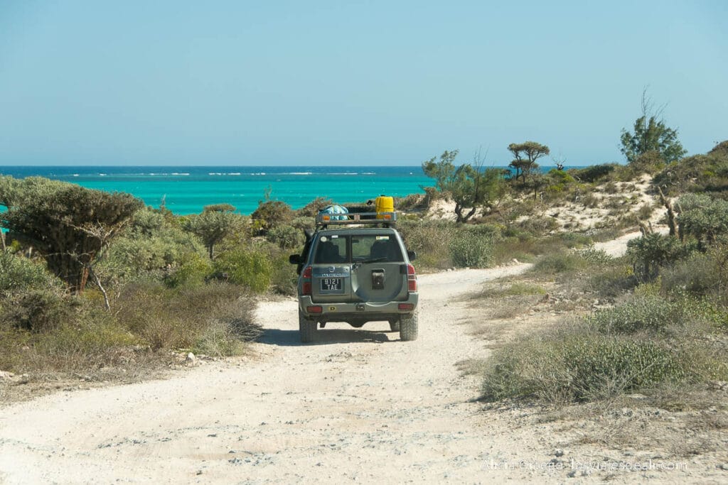 17 sitios fabulosos que ver en Madagascar, de la costa este a la oeste 57 pista de arena junto al mar turquesa de la costa oeste