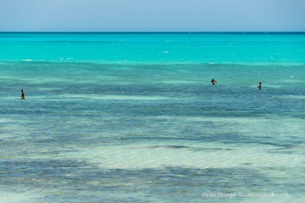 17 sitios fabulosos que ver en Madagascar, de la costa este a la oeste 58 dos hombres pescando en mar turquesa