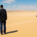 egipto alternativo: hombre en el desierto