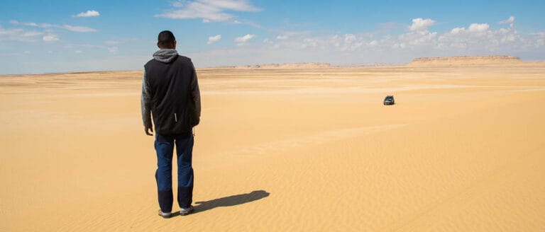 Egipto Alternativo: 5 planes diferentes que te van a flipar (y que yo hice) 1 egipto alternativo: hombre en el desierto