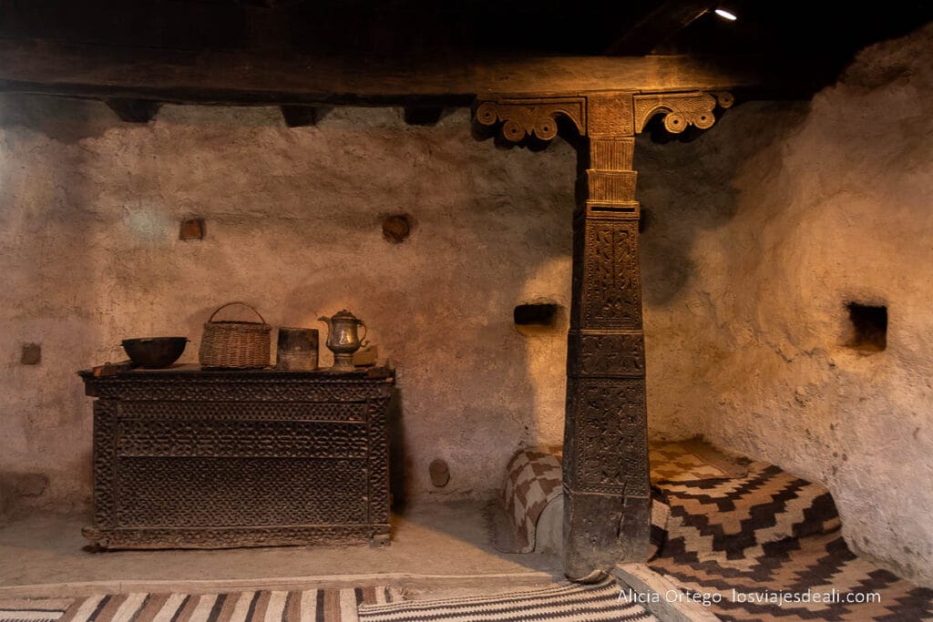 Qué ver en Karimabad en dos días: guía completa de este imprescindible del Norte de Pakistán 75 sala del interior del fuerte altit decorada