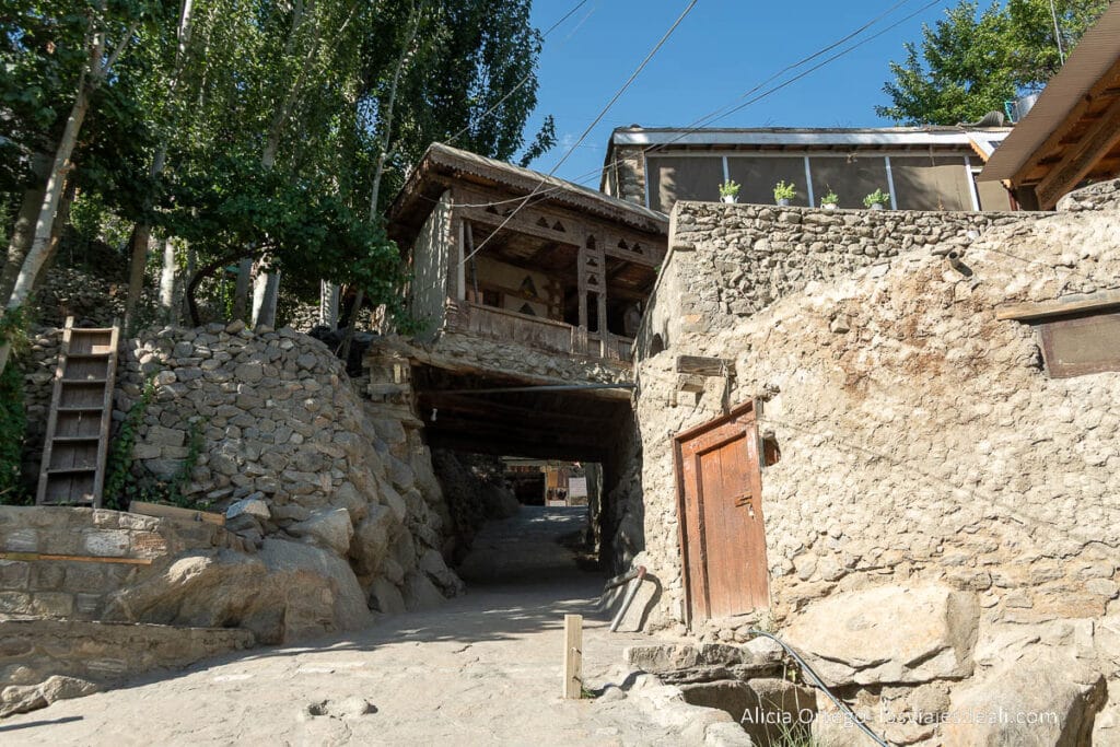 Qué ver en Karimabad en dos días: guía completa de este imprescindible del Norte de Pakistán 69 calle de karimabad que sube al fuerte