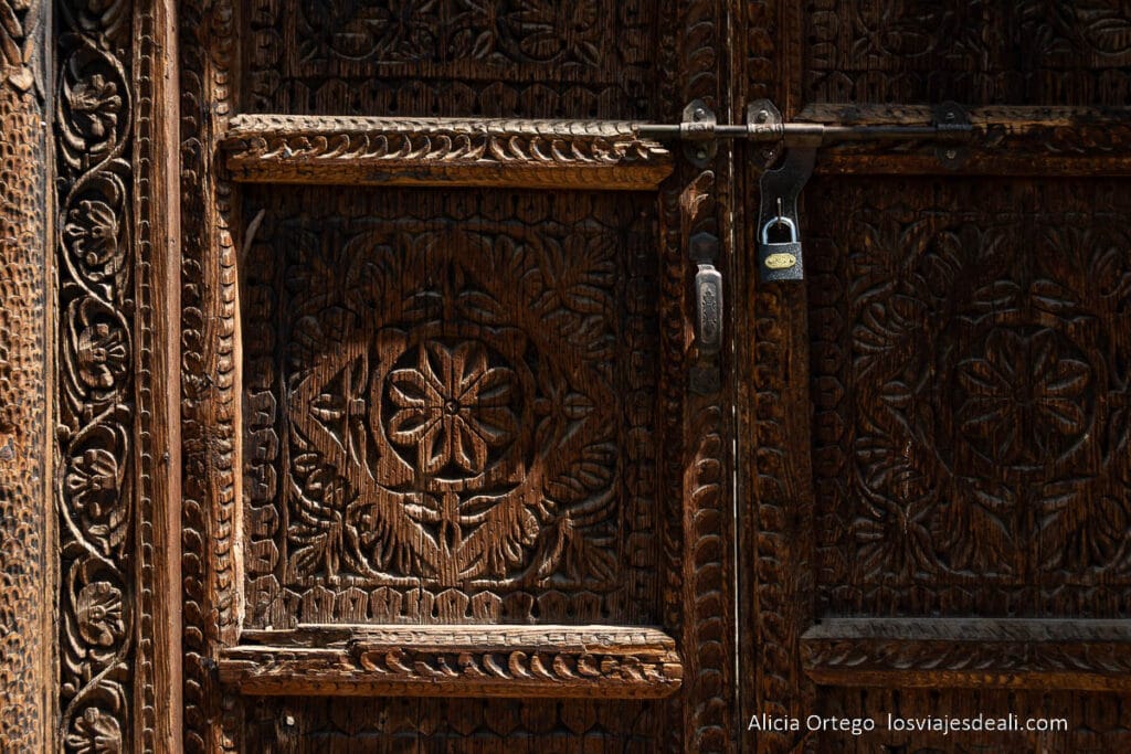 Qué ver en Karimabad en dos días: guía completa de este imprescindible del Norte de Pakistán 68 detalle de madera labrada en una puerta de karimabad