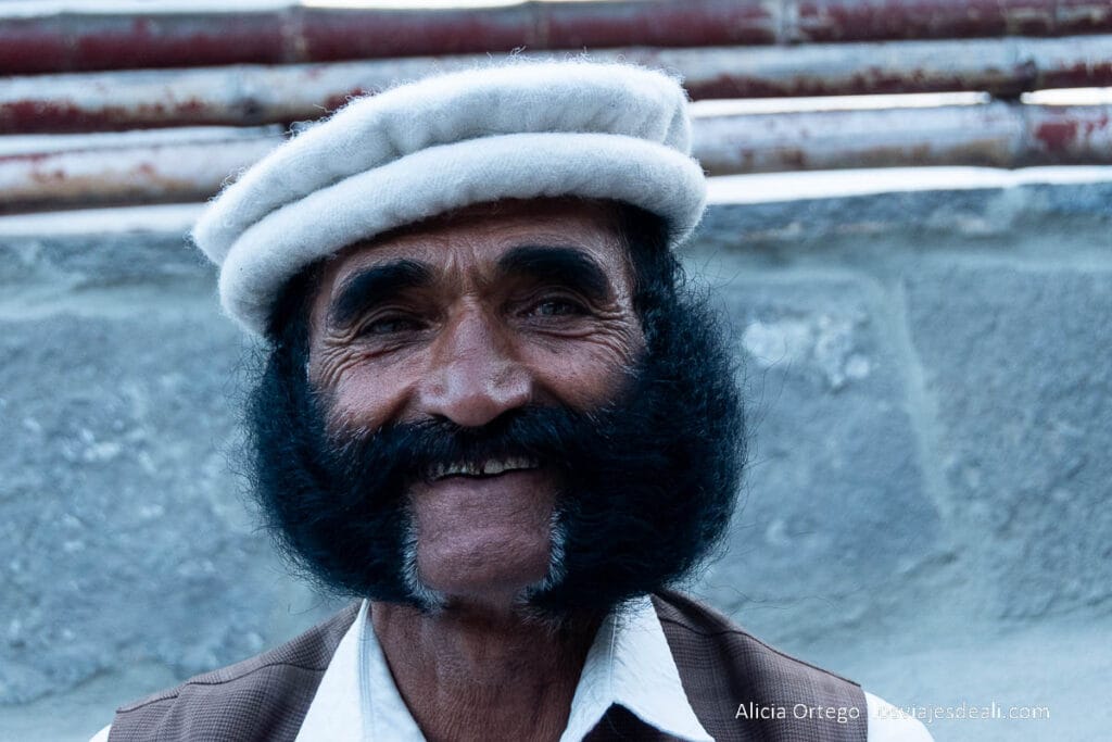 Qué ver en Karimabad en dos días: guía completa de este imprescindible del Norte de Pakistán 67 retrato de señor de karimabad con grandes bigotes