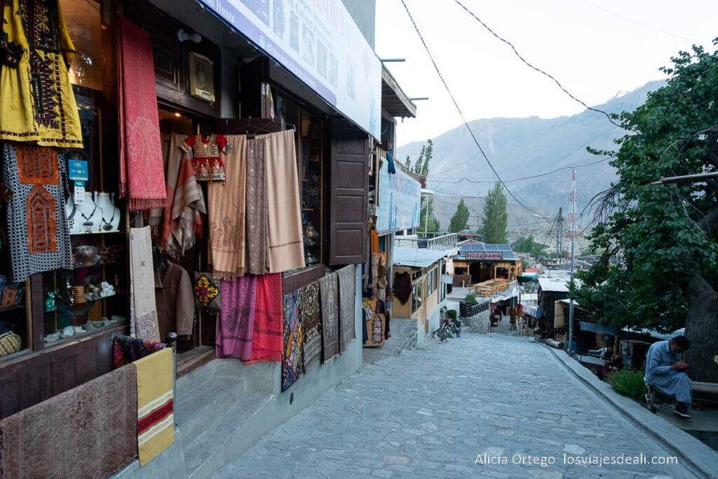 Qué ver en Karimabad en dos días: guía completa de este imprescindible del Norte de Pakistán 61 calle del centro que ver en karimabad