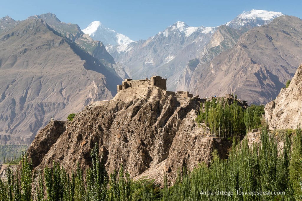 Qué ver en Karimabad en dos días: guía completa de este imprescindible del Norte de Pakistán 59 vista del fuerte baltit con montañas alrededor