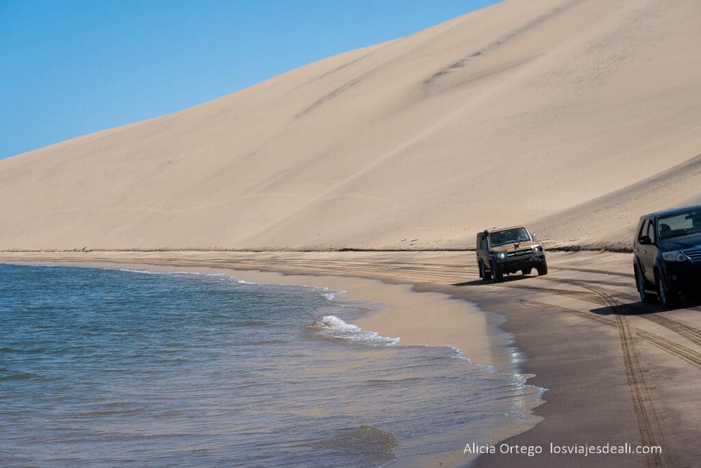coches 4x4 en el doodsakker junto a las dunas