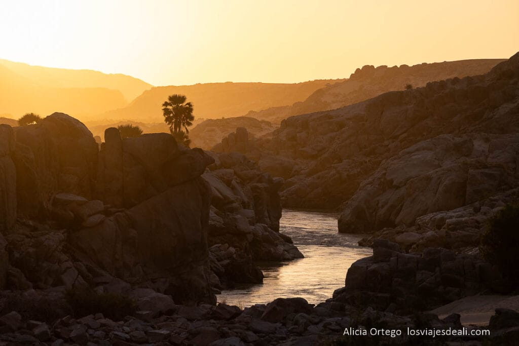 atardecer en el río cunene desde angola