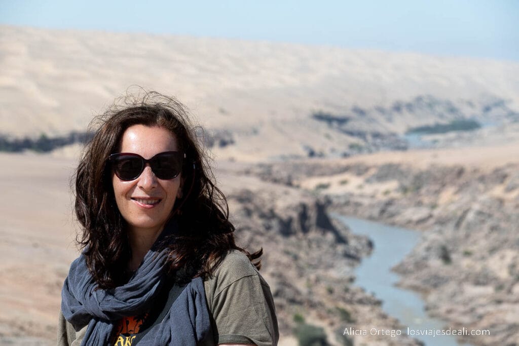 retrato de la autora Ali en el río Cunene