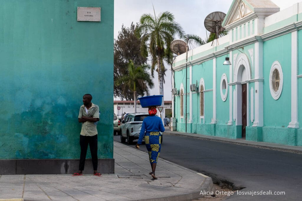 calle con edificios coloniales de moçamedes