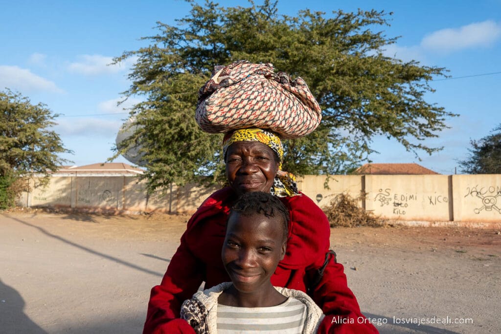 abuela y nieta de mocamedes