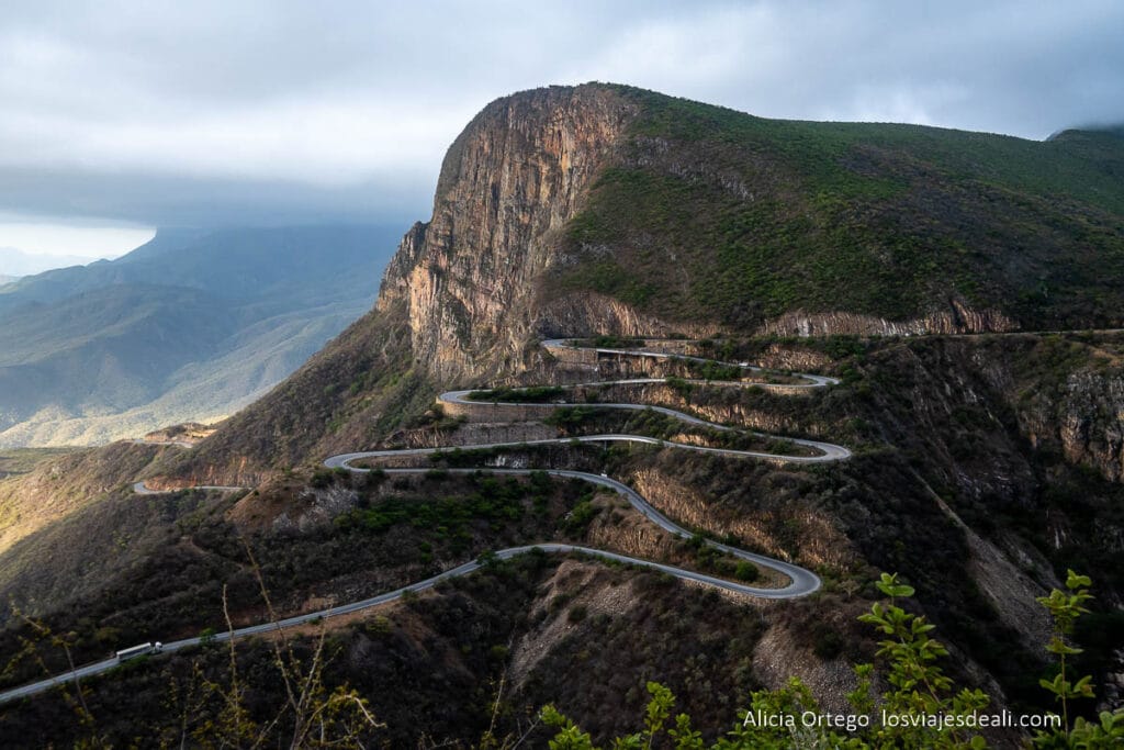 carretera con curvas de serra de leba en angola