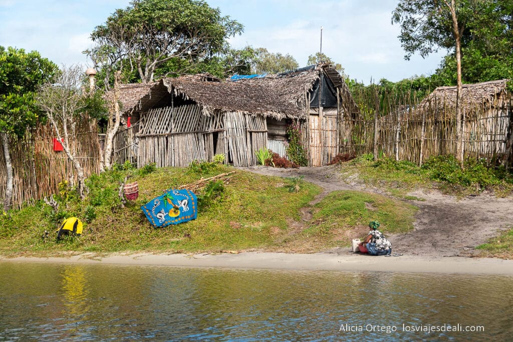 aldea con casas de madera en el canal de pangalanes