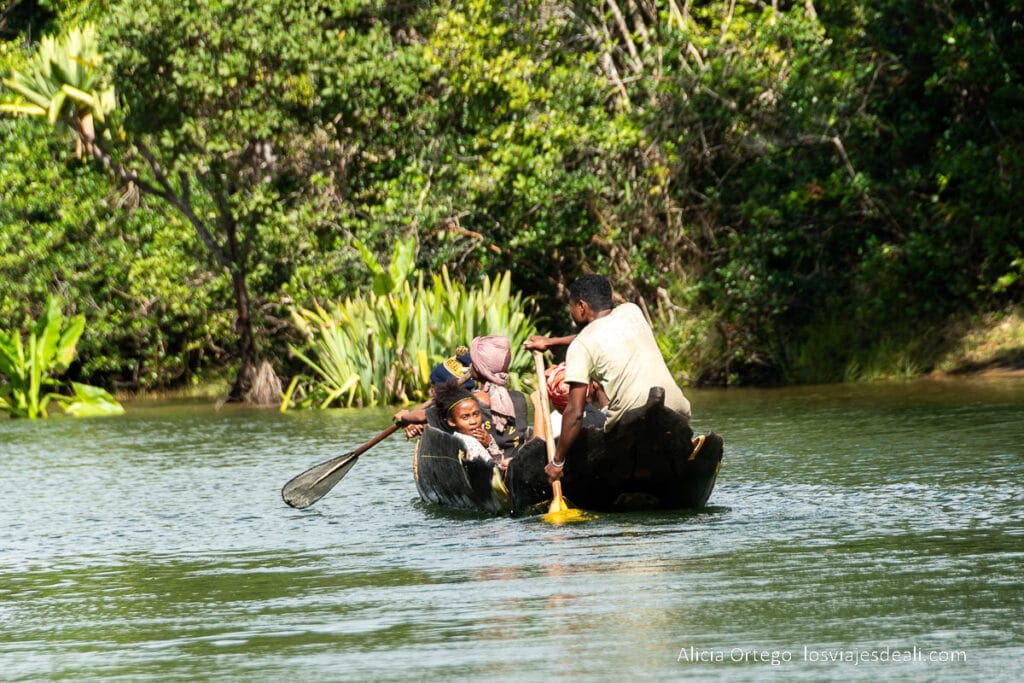 familia en canoa remando por el canal de pangalanes