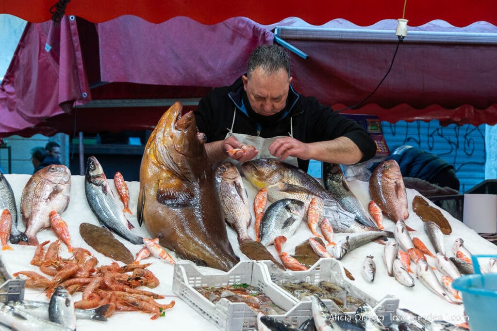 Qué ver en Sicilia en 15 días: Una guía para no perderte nada 63 puesto de pescado en la pescheria de catania