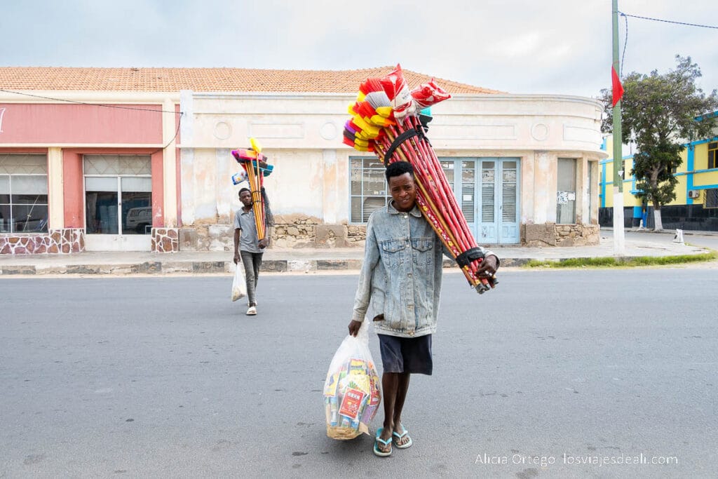 vendedores ambulantes de cepillos de barrer