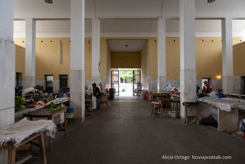 interior del mercado de mocçamedes
