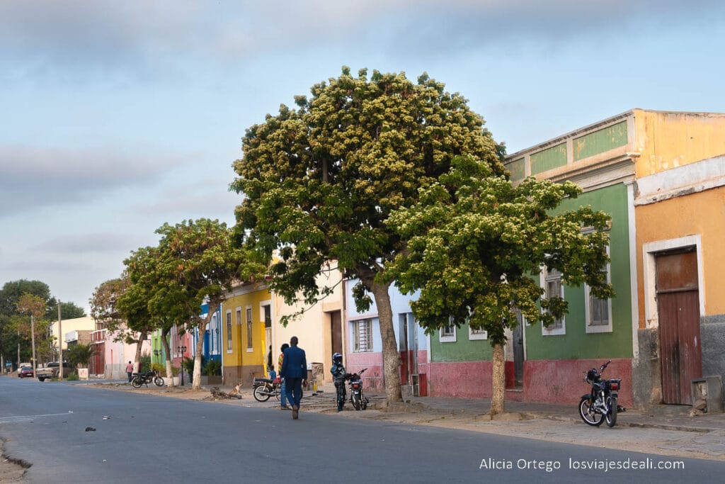 calle de moçamedes con edificios pintados de colores
