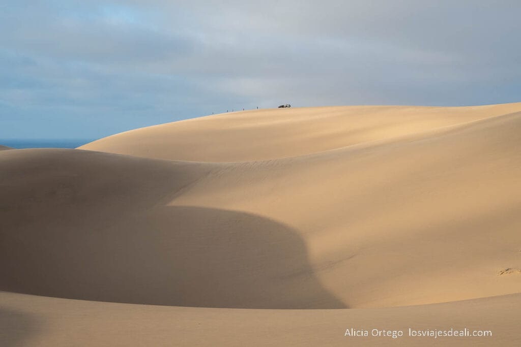 dunas del namib con el coche en el horizonte
