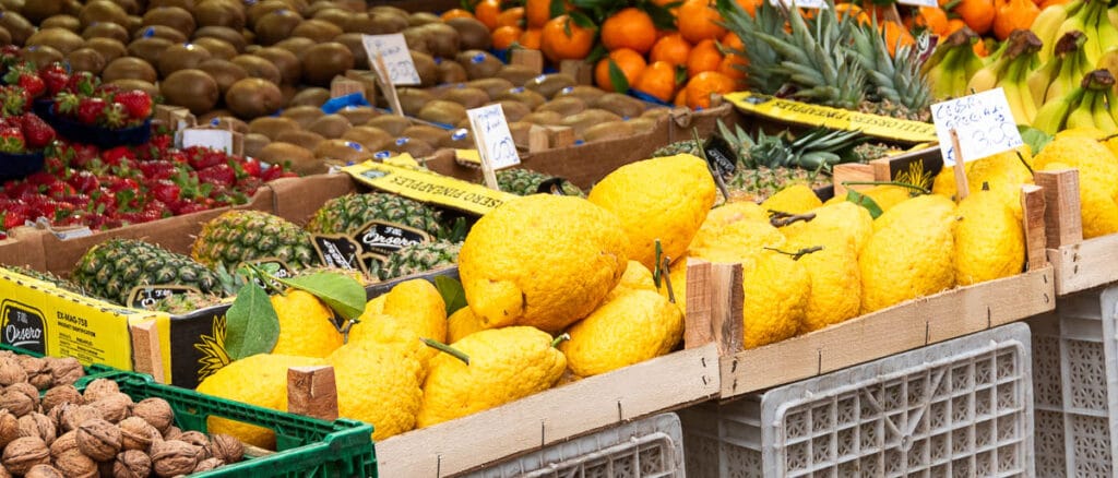 Qué ver en Sicilia en 15 días: Una guía para no perderte nada 1 limones en un mercado que ver en sicilia en 15 días