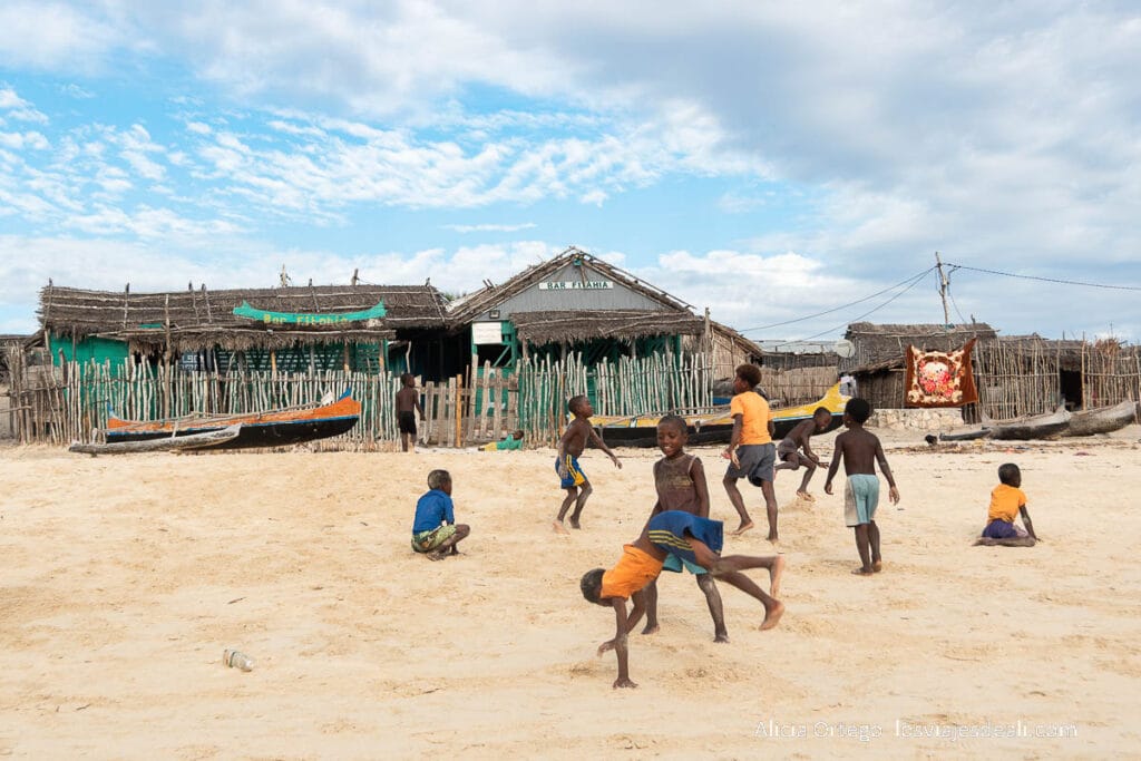 Ruta por la Costa Oeste de Madagascar para 9 días 61 niños de andavadoaka jugando en la playa
