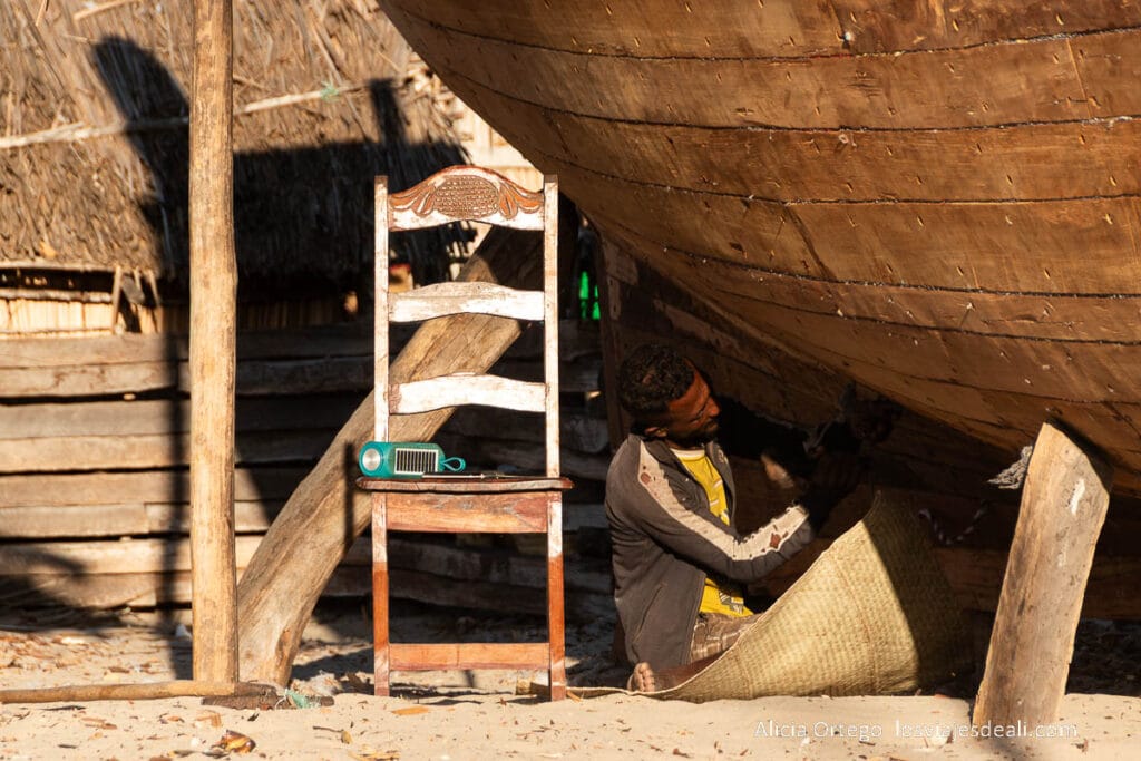 Ruta por la Costa Oeste de Madagascar para 9 días 71 hombre trabajando en un dhow