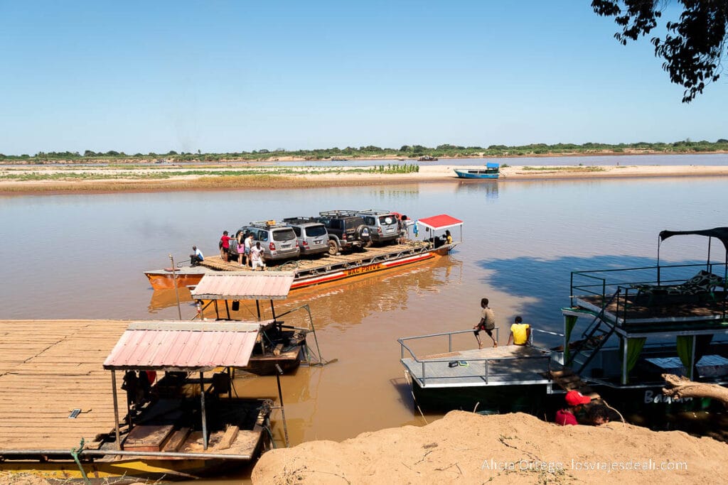 Ruta por la Costa Oeste de Madagascar para 9 días 78 transbordador con coches cruzando el río