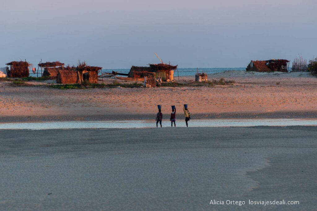 Ruta por la Costa Oeste de Madagascar para 9 días 73 atardecer en belo sur mer