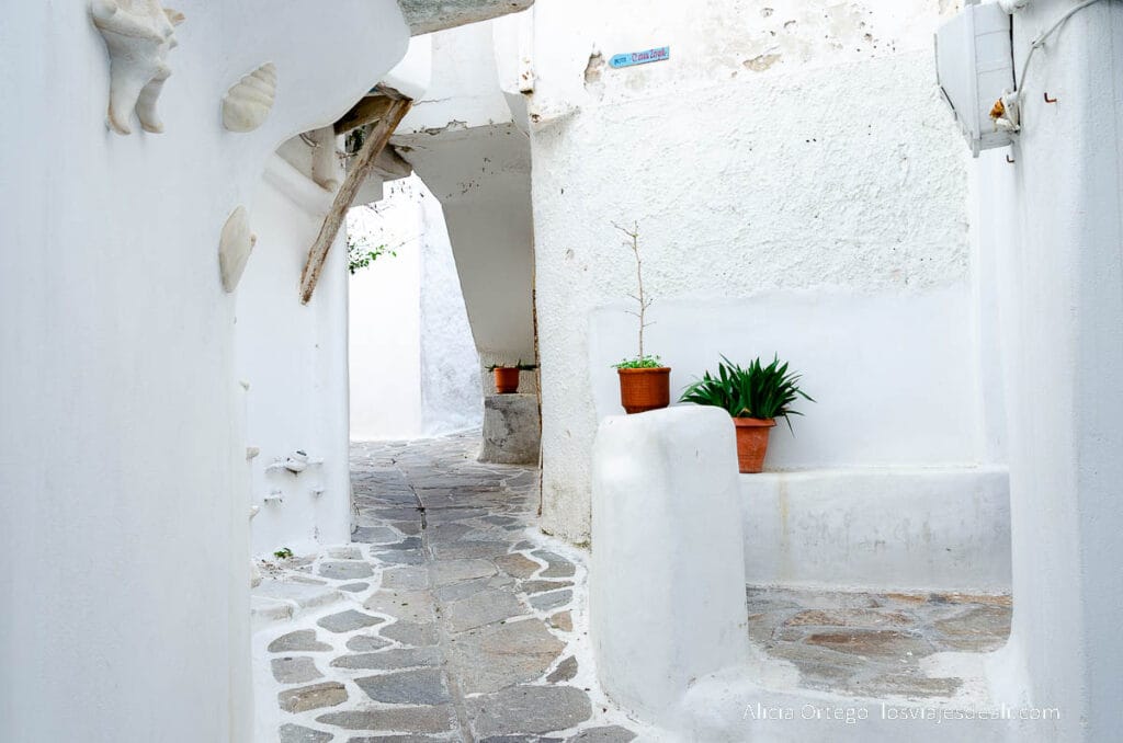 Guía para ver Naxos en 2, 3 o 4 días: la joya verde de las Cícladas 58 calle típica del kastro guía de naxos