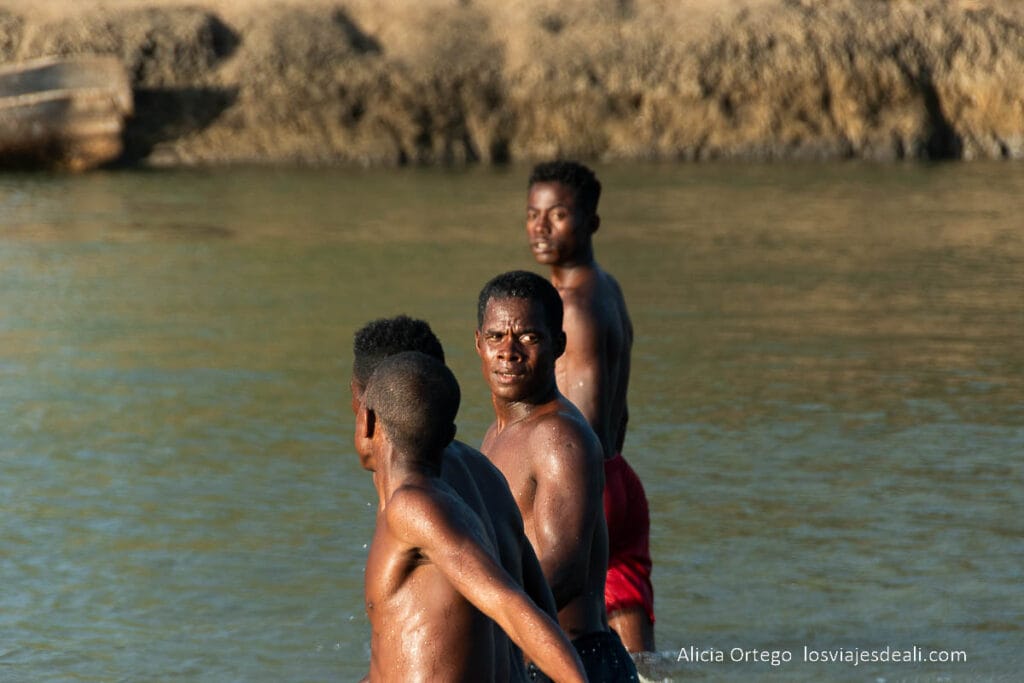 Ruta por la Costa Oeste de Madagascar para 9 días 68 trabajadores del transbordador del río mangoky