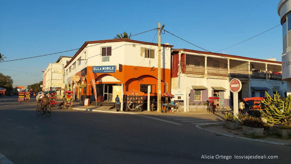 Ruta por la Costa Oeste de Madagascar para 9 días 54 calle de toliara con edificios coloniales